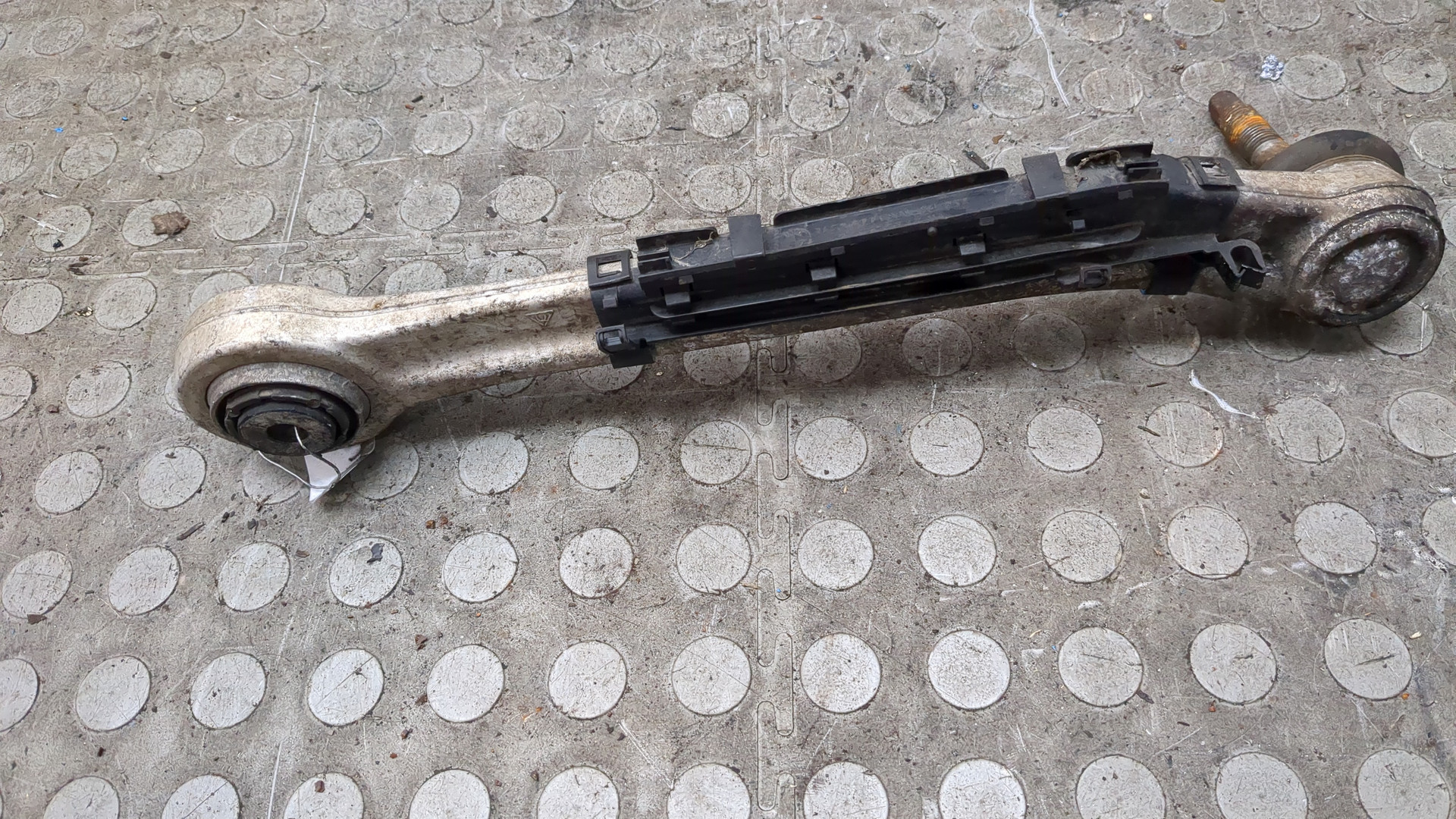 Рычаг задний левый