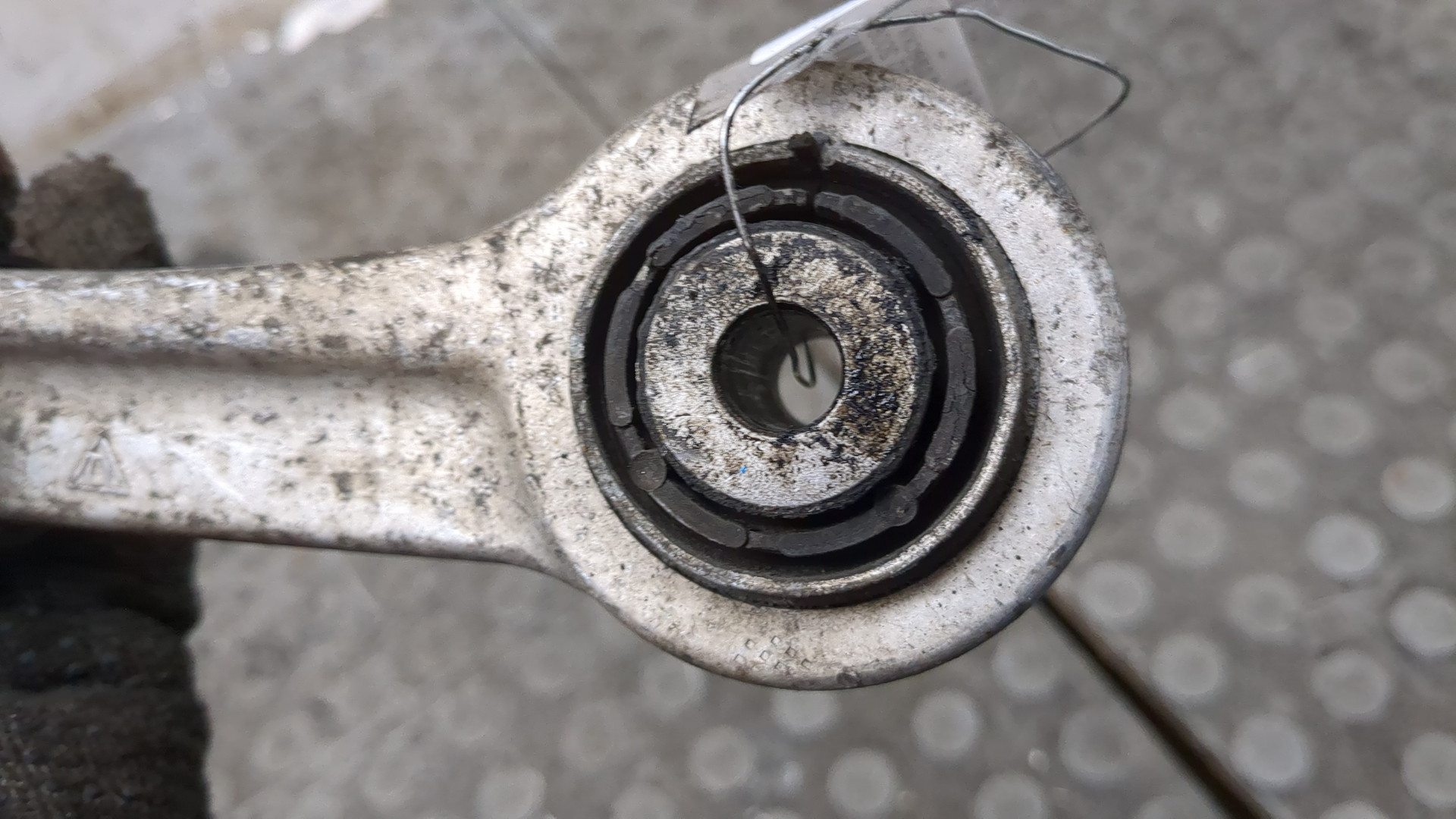 Рычаг задний левый