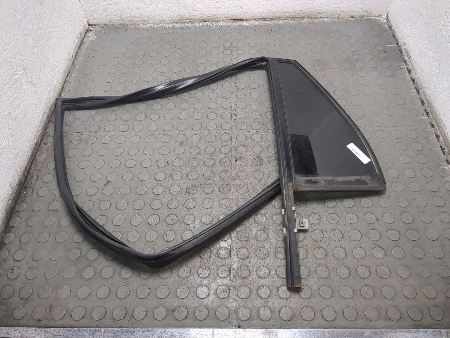 Стекло двери задней левой (форточка)