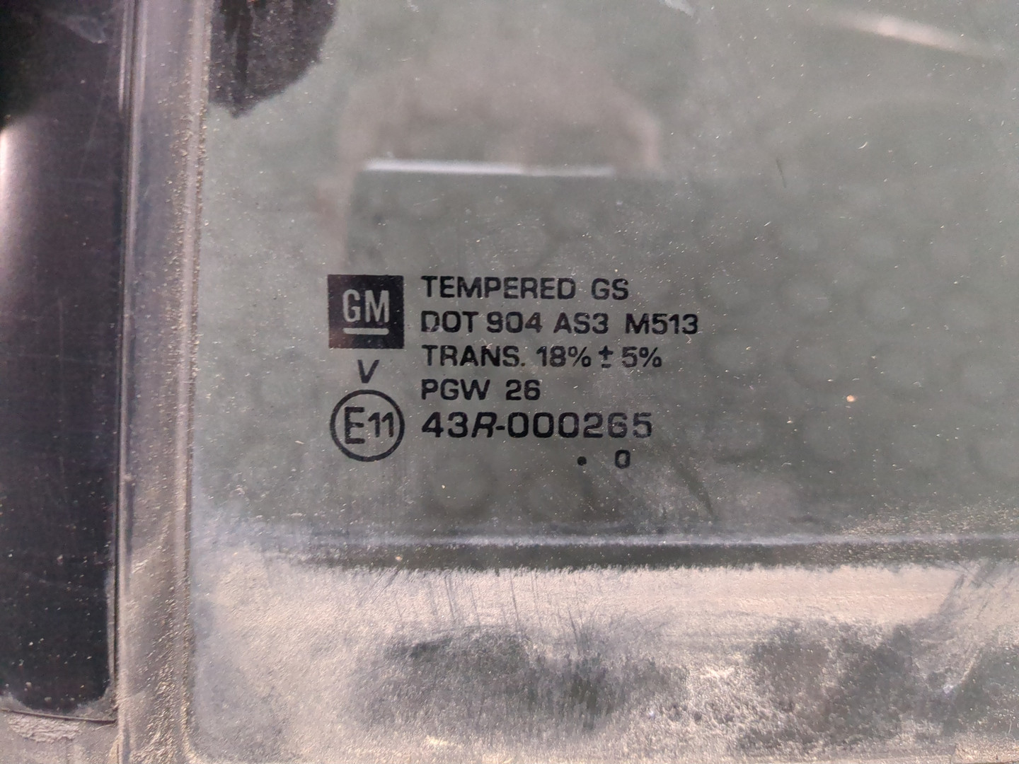 Стекло двери задней левой (форточка)