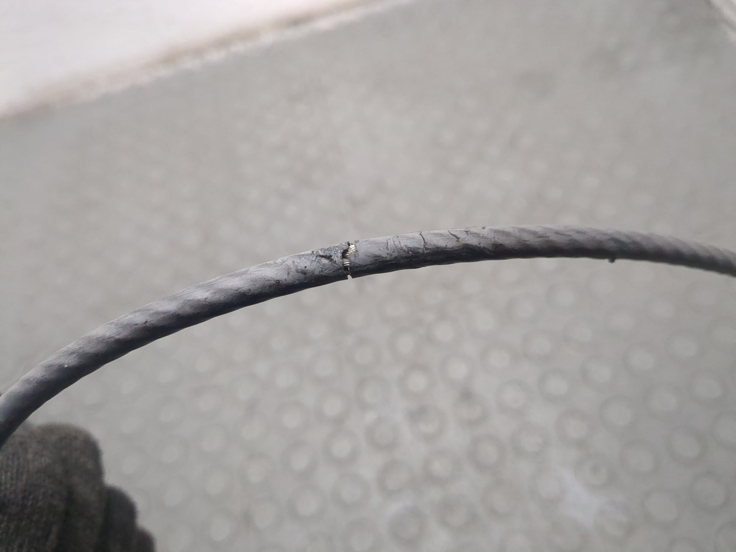 Петля крышки багажника