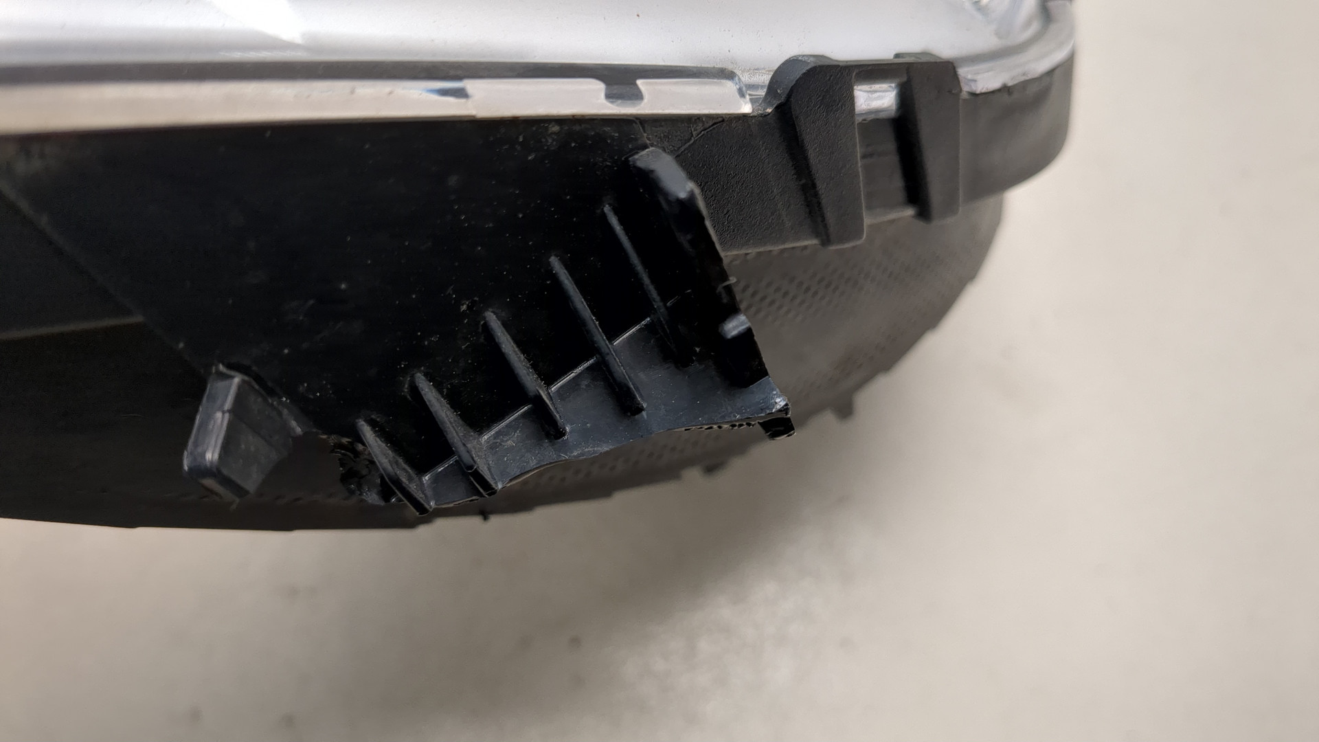 Фара противотуманная левая