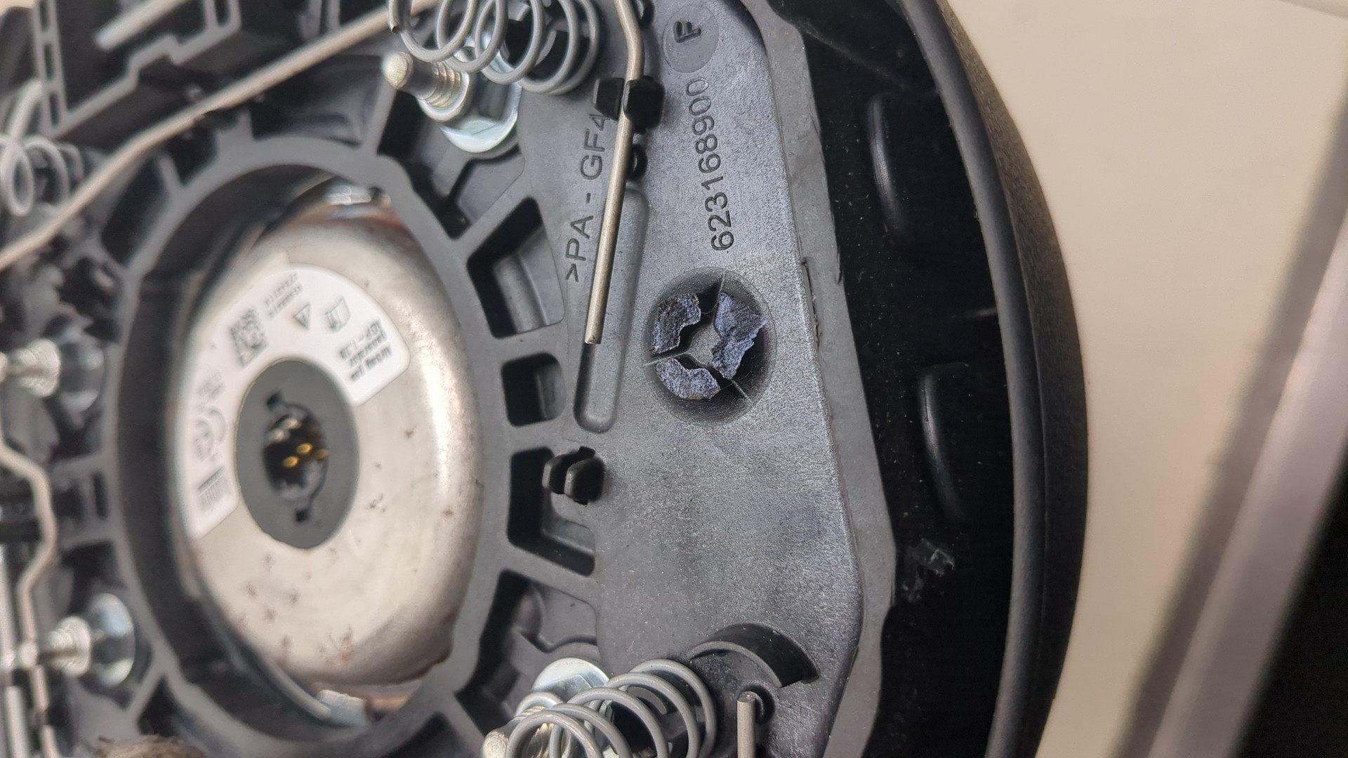 Подушка безопасности в рулевое колесо