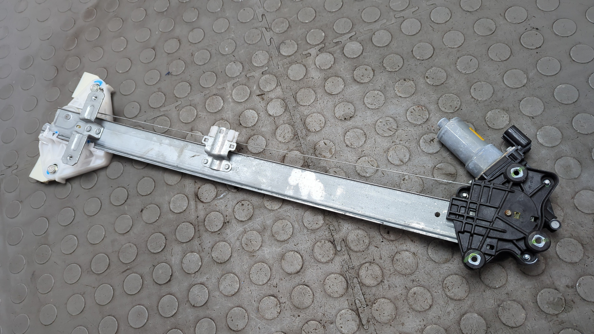 Стеклоподъемник электр. задний левый