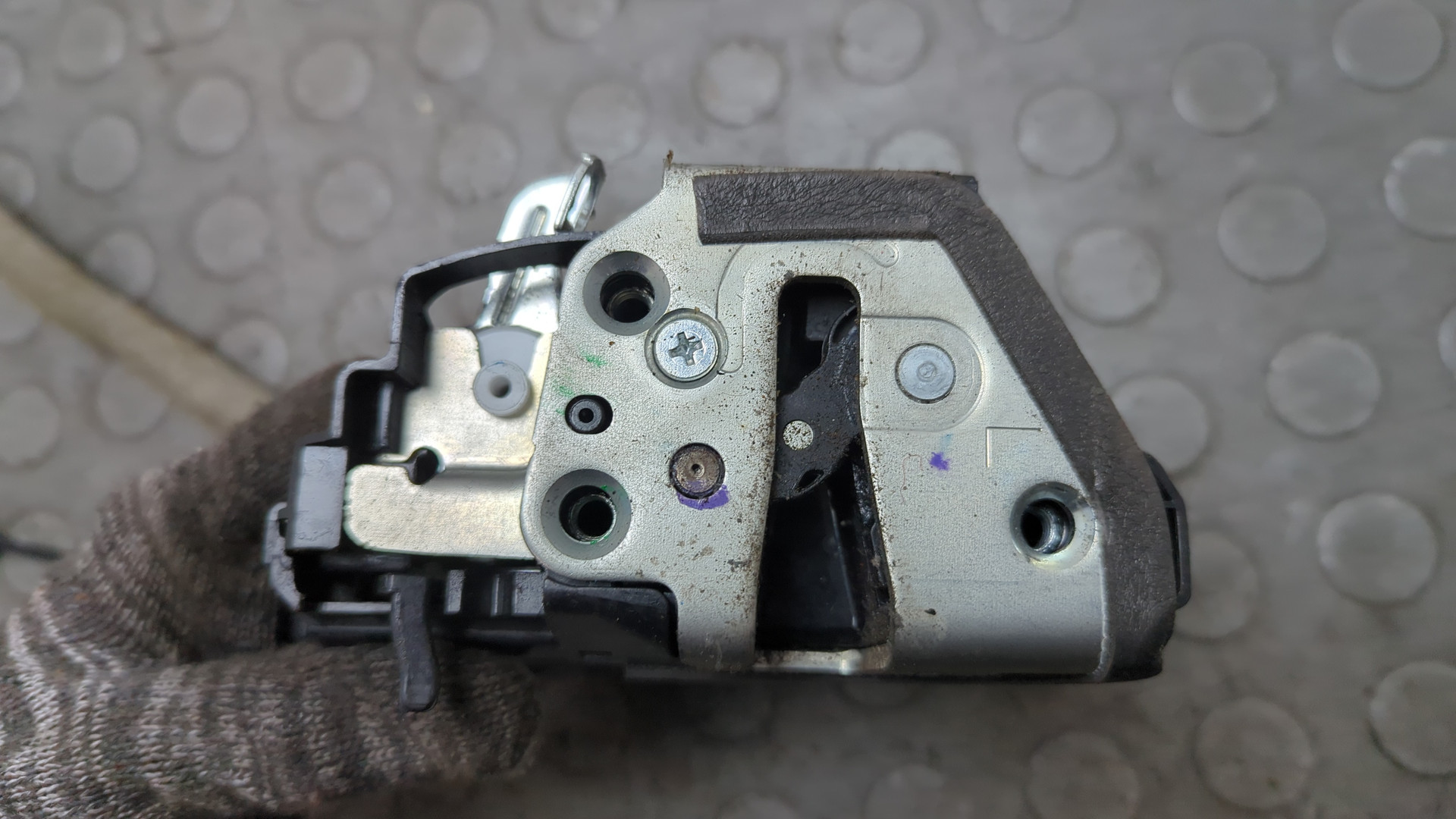 Замок двери задней левой