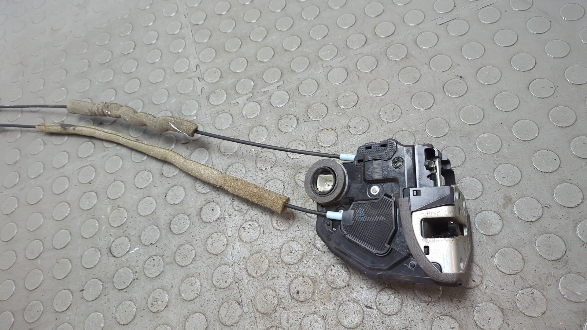 Замок двери задней левой