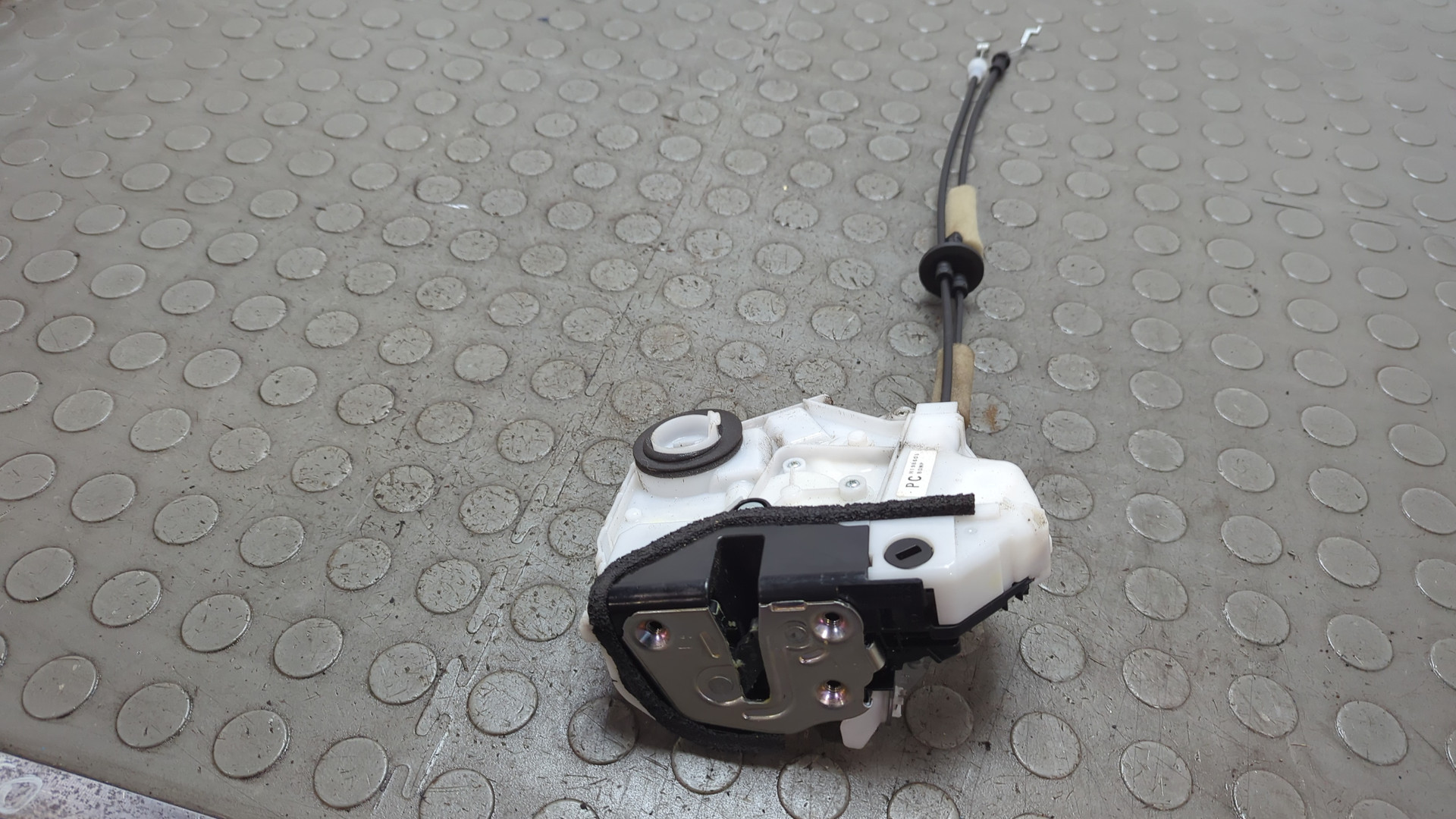 Замок двери задней левой