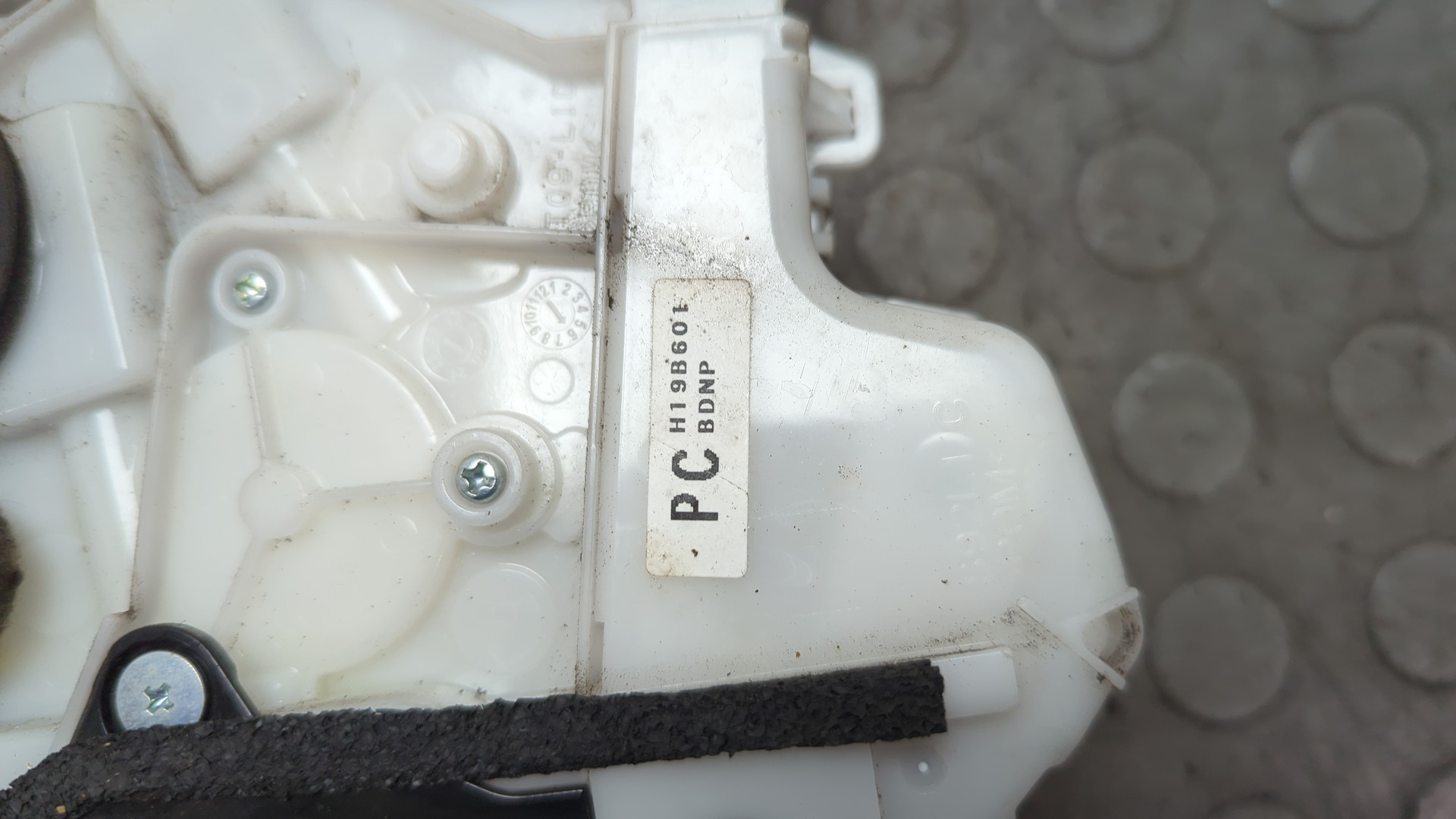 Замок двери задней левой