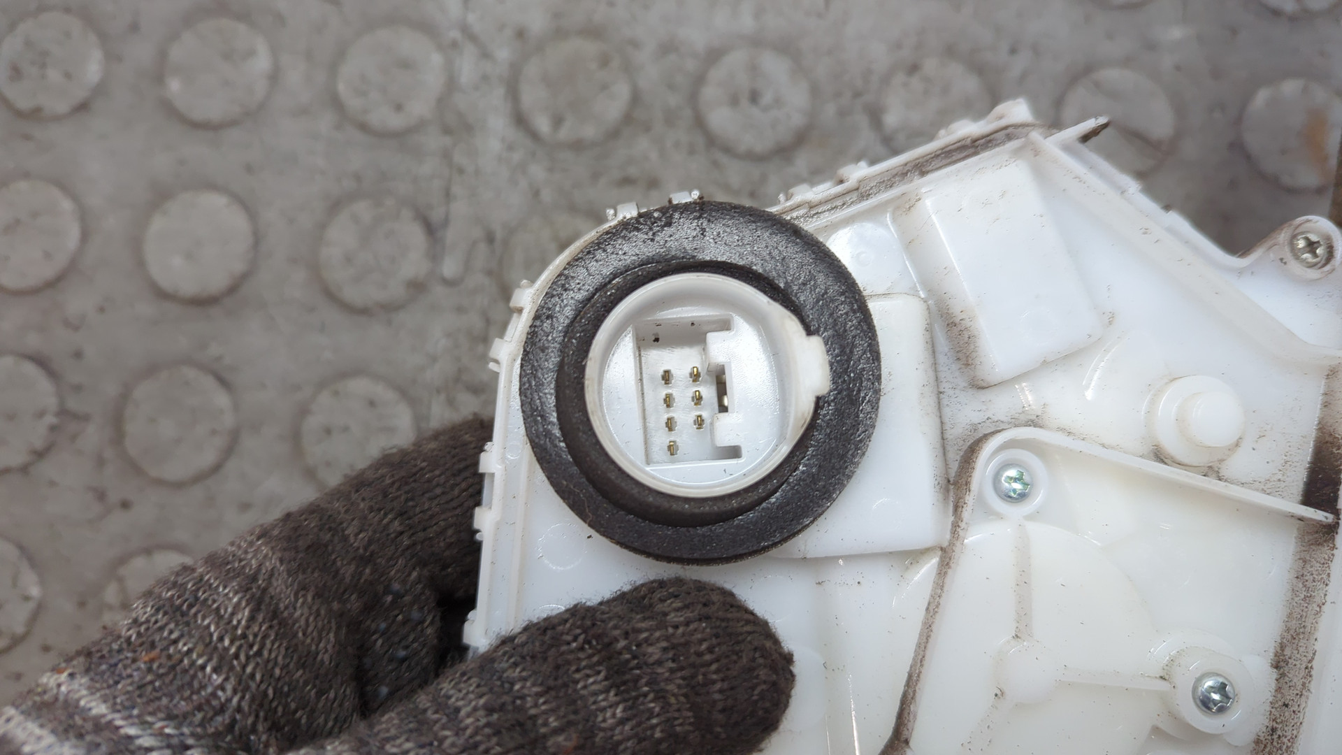 Замок двери задней левой