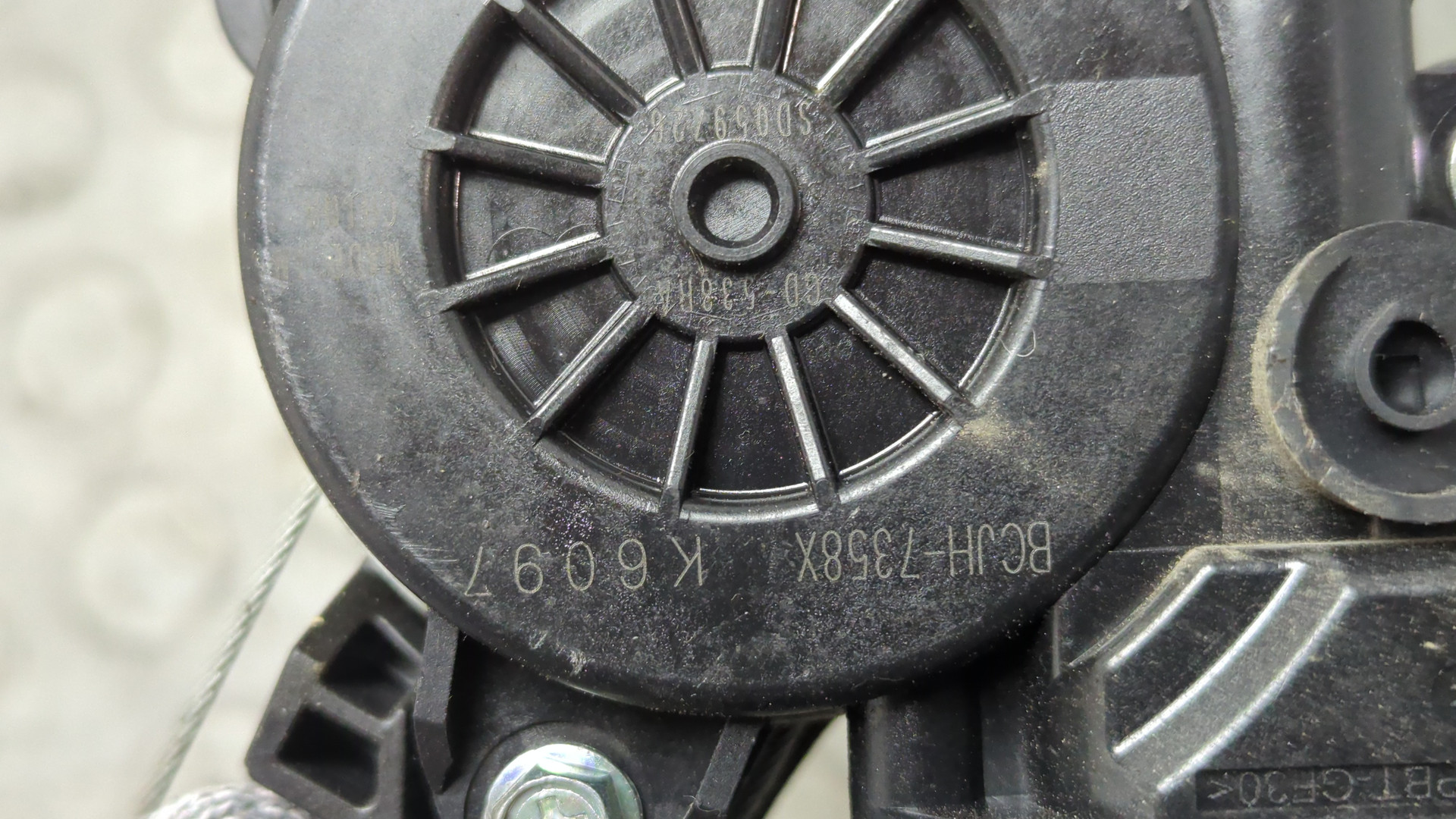 Стеклоподъемник электр. задний левый