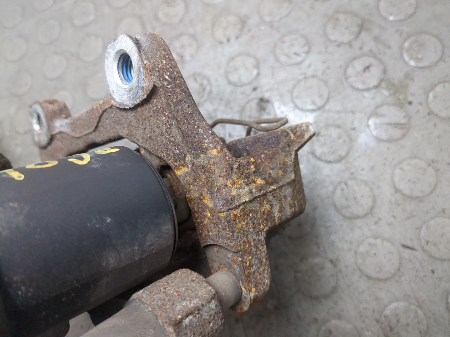 Суппорт задний левый