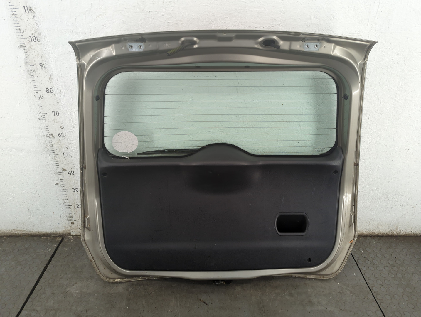 Дверь багажника