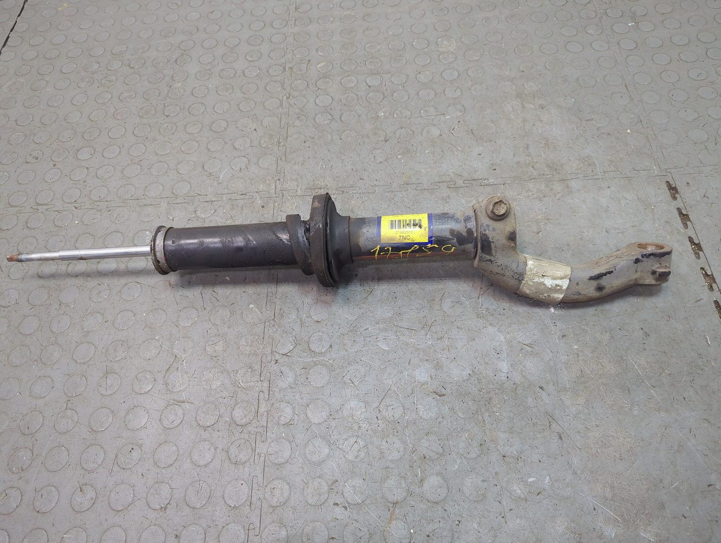 Амортизатор передний правый