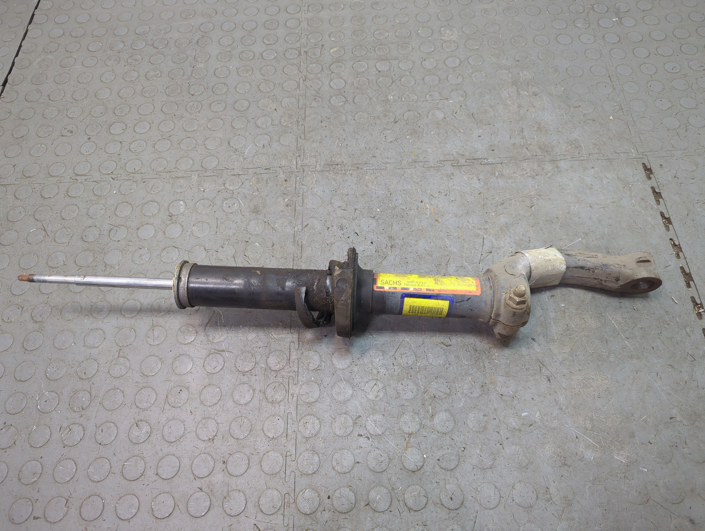 Амортизатор передний правый