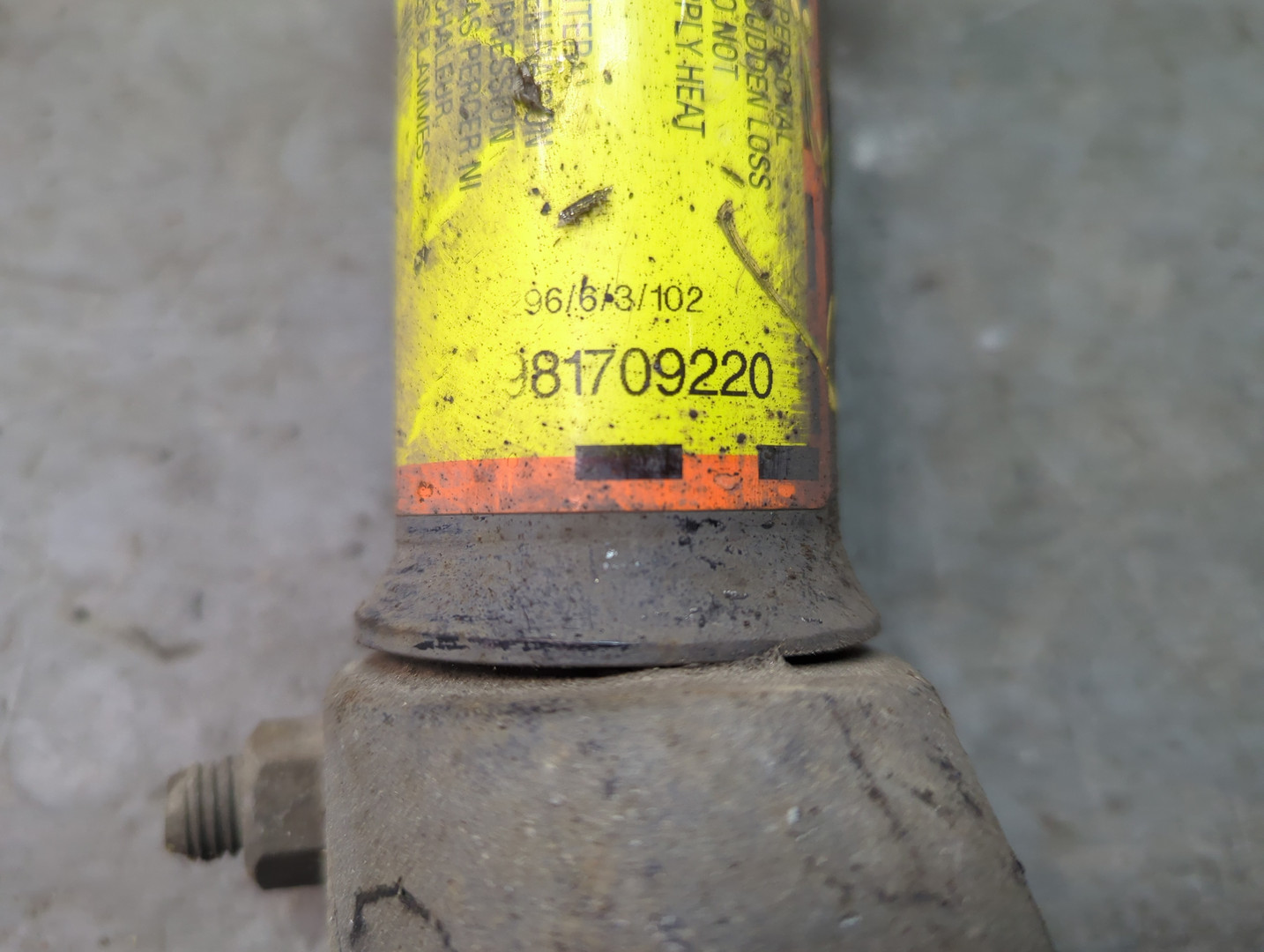 Амортизатор передний правый