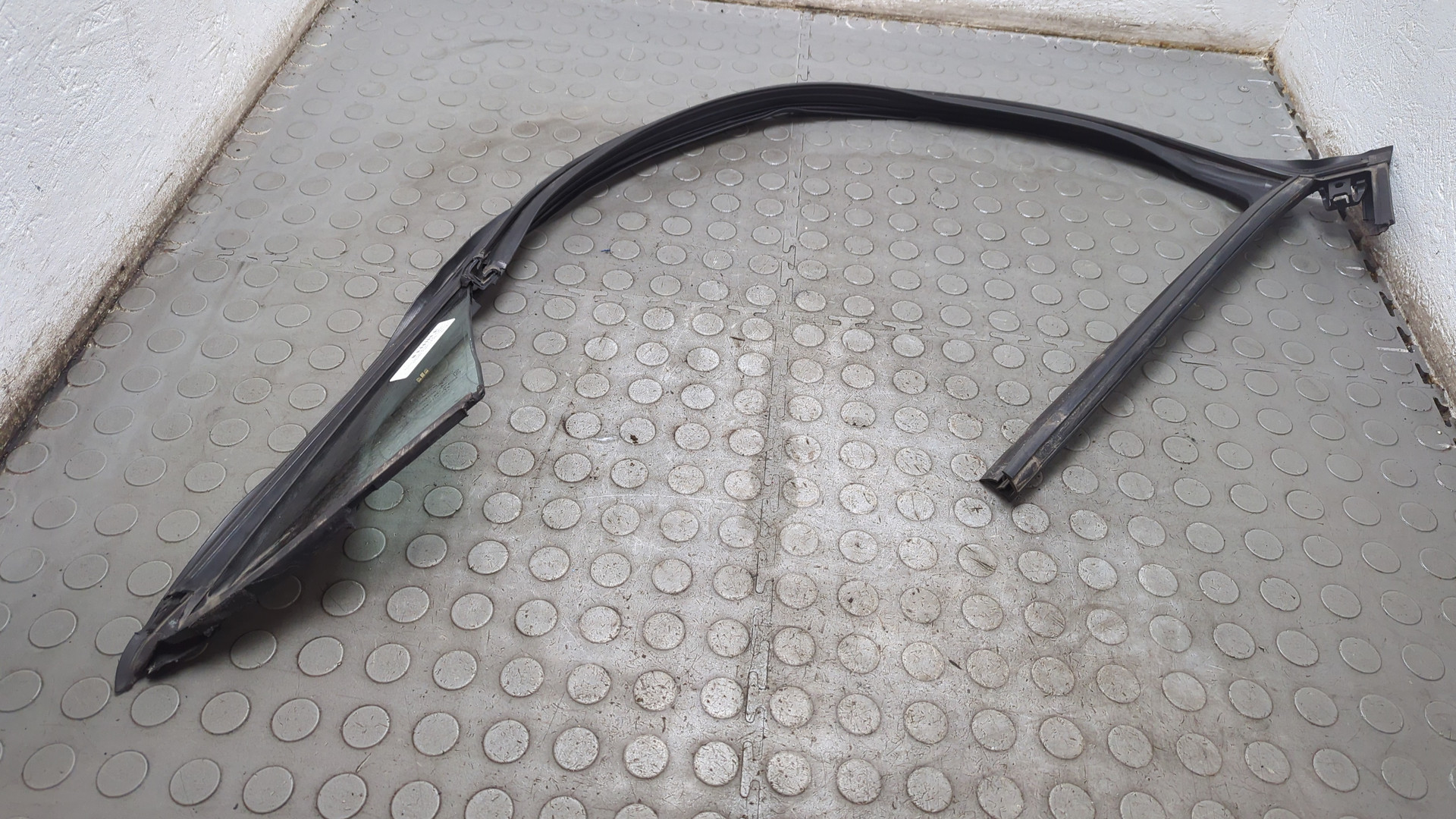 Стекло двери передней левой (форточка)