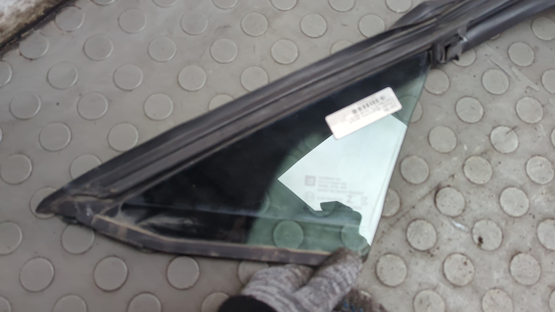 Стекло двери передней левой (форточка)