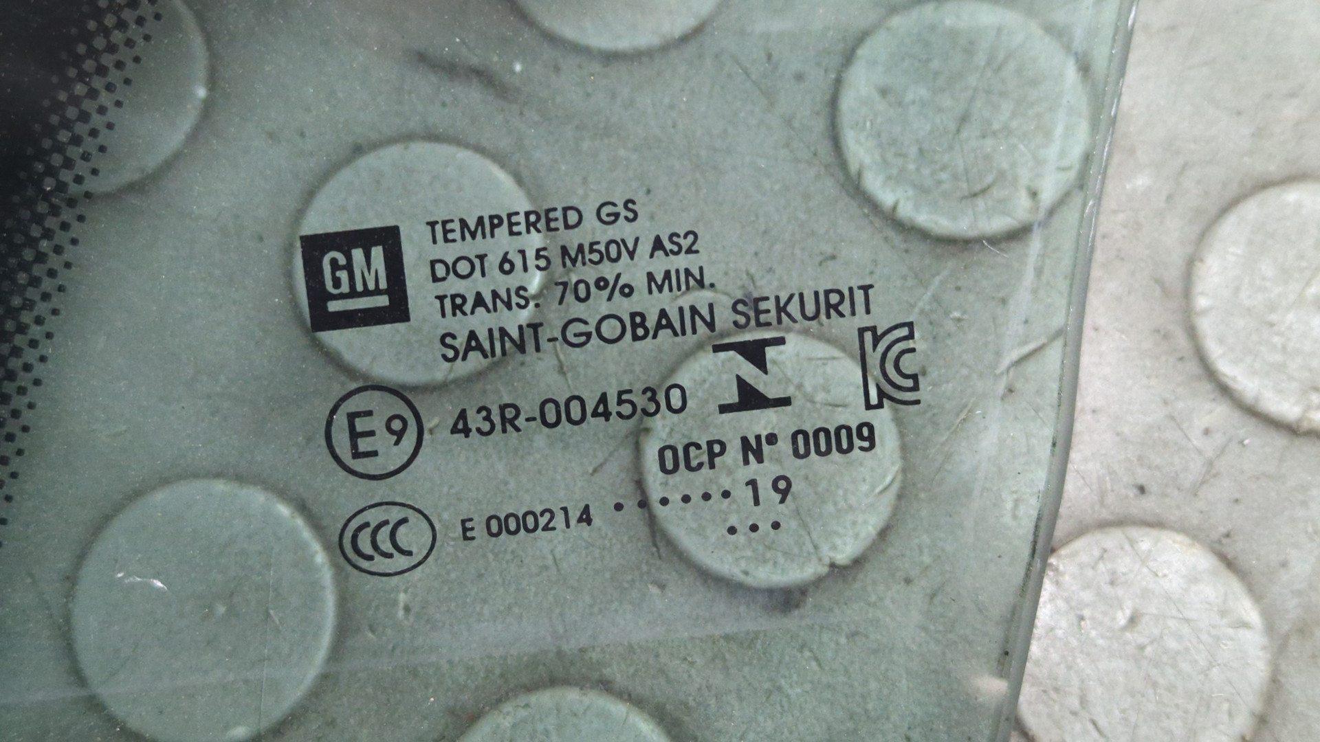 Стекло двери передней левой (форточка)