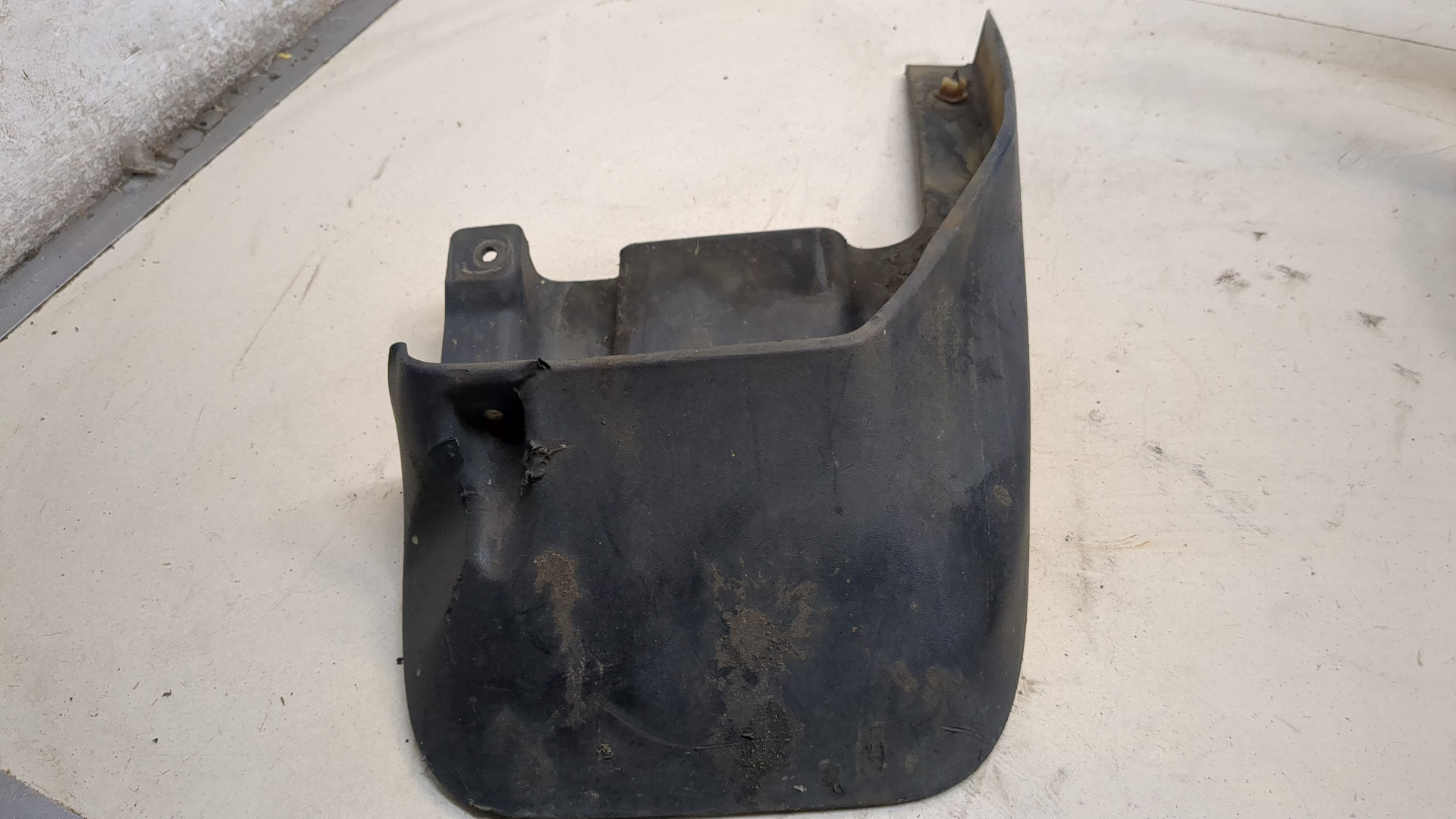 Брызговик задний правый