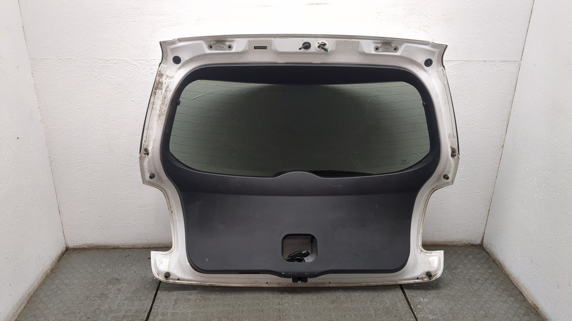 Дверь багажника