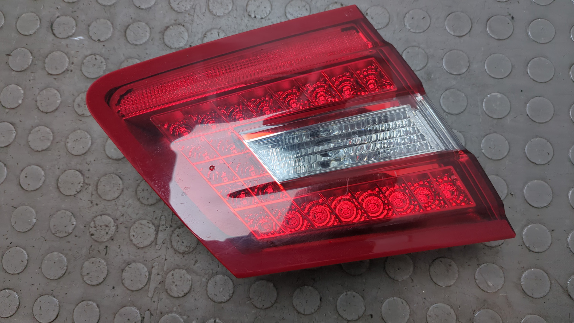 Фонарь задний внутренний левый