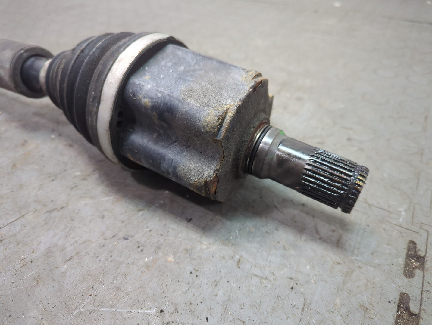 Полуось передняя левая