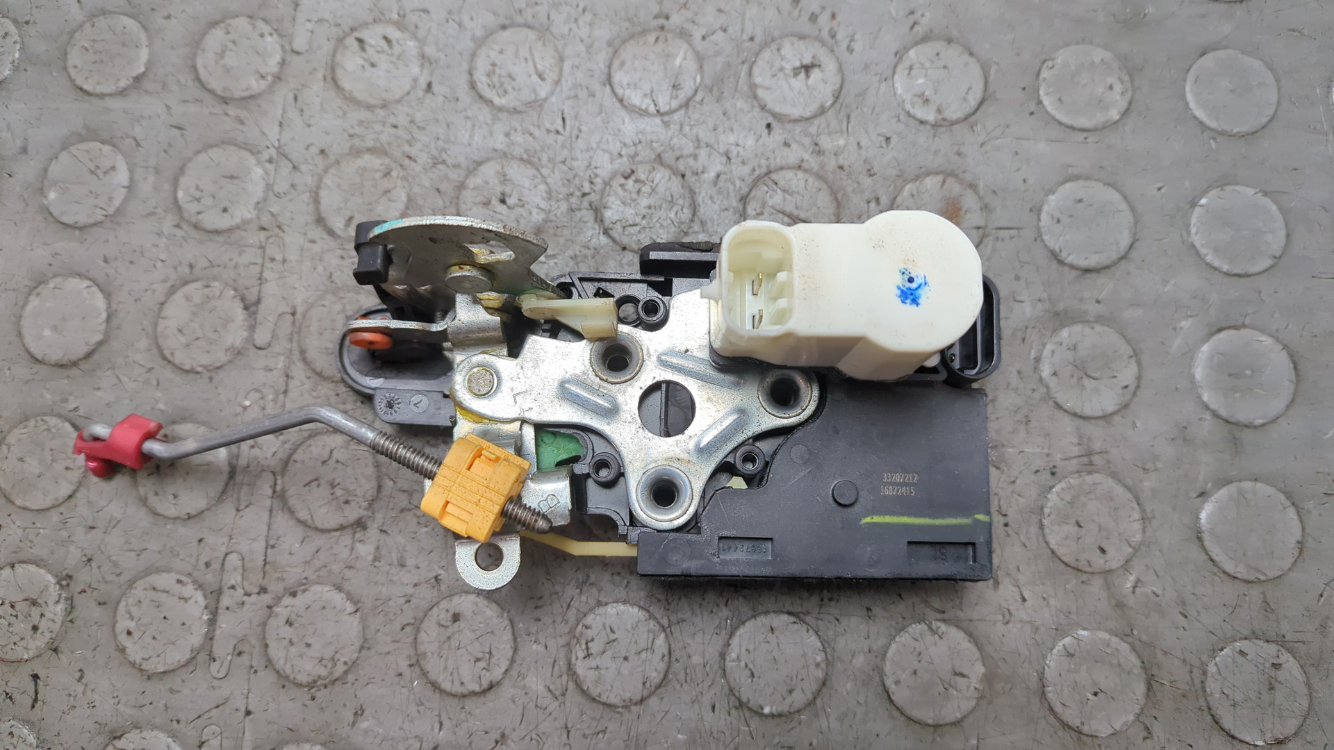 Замок двери задней левой