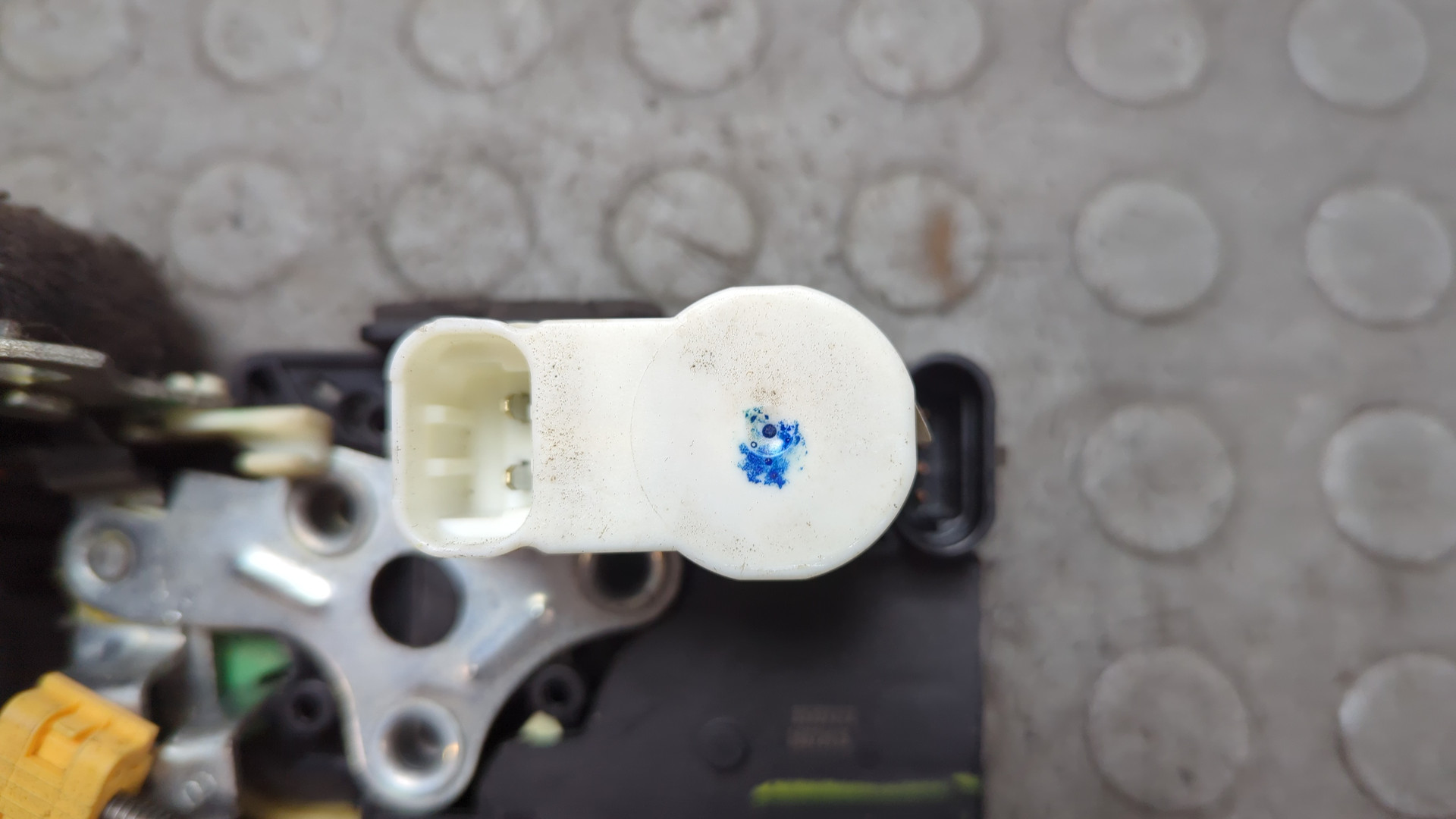 Замок двери задней левой