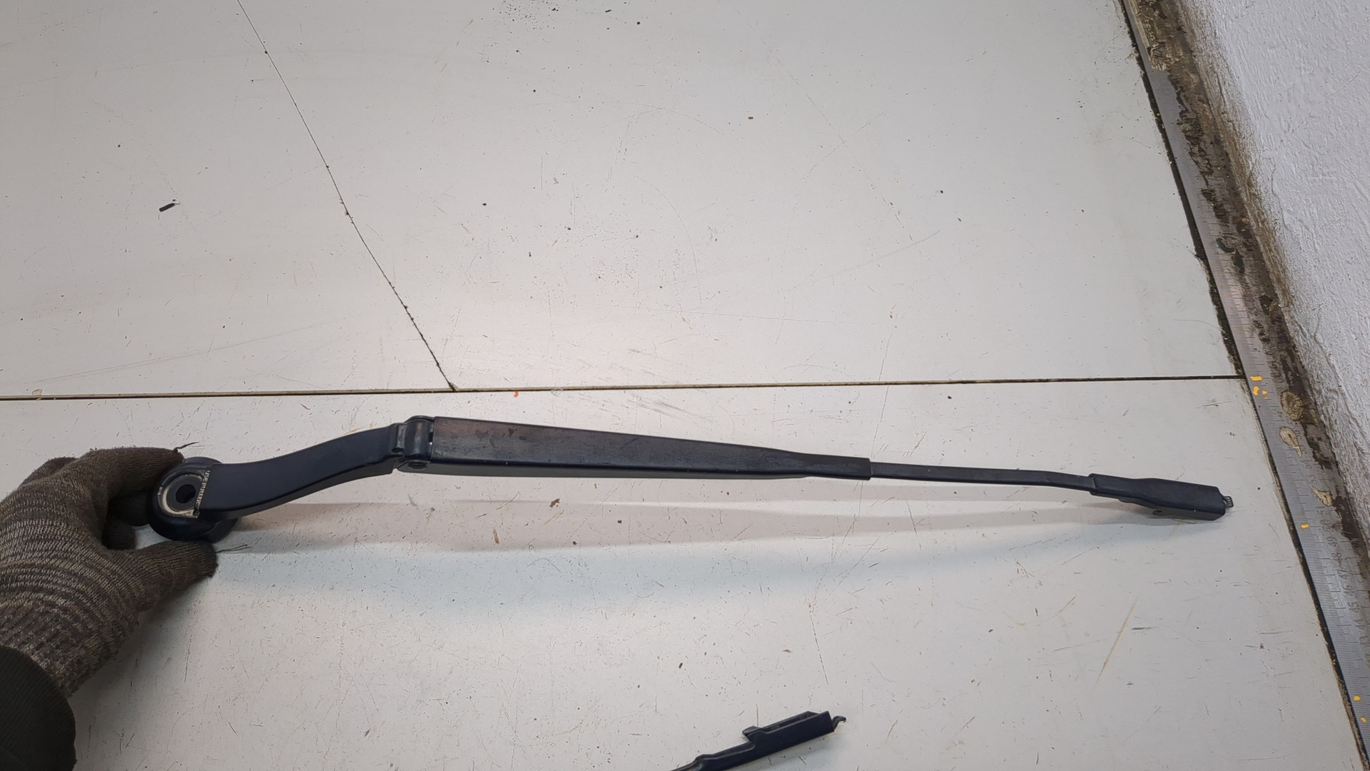 Поводок стеклоочистителя передний левый