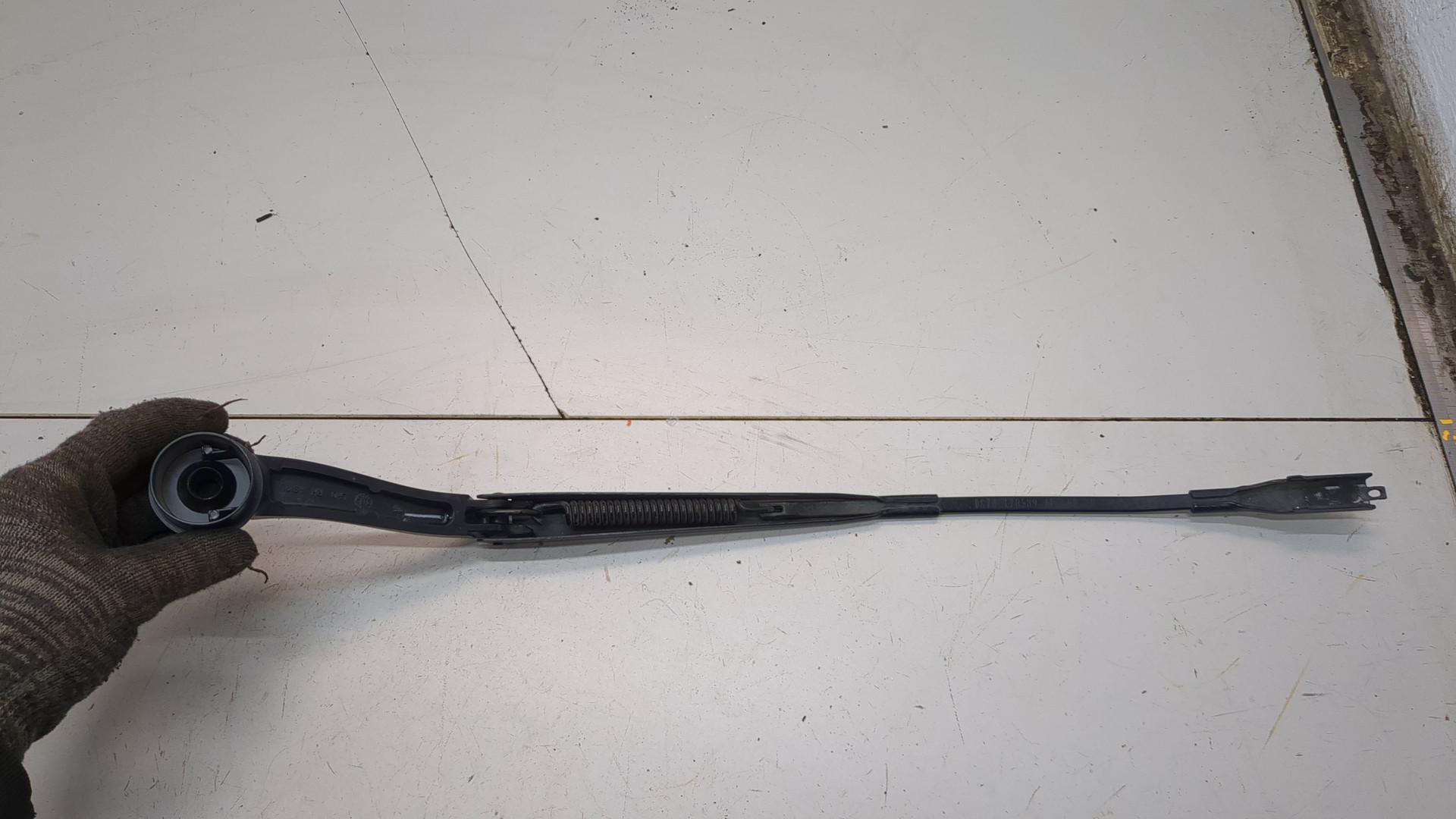 Поводок стеклоочистителя передний левый
