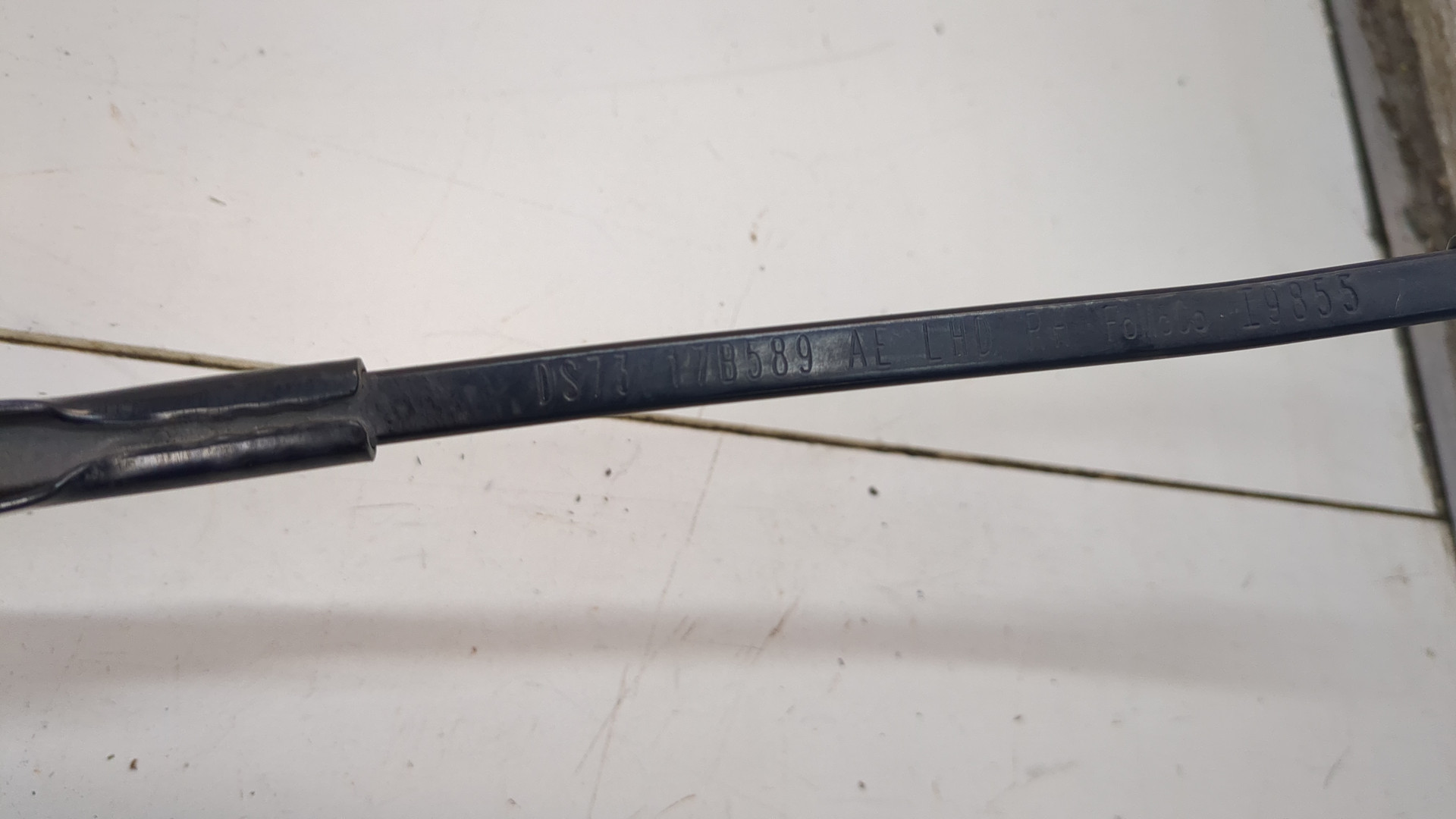 Поводок стеклоочистителя передний левый