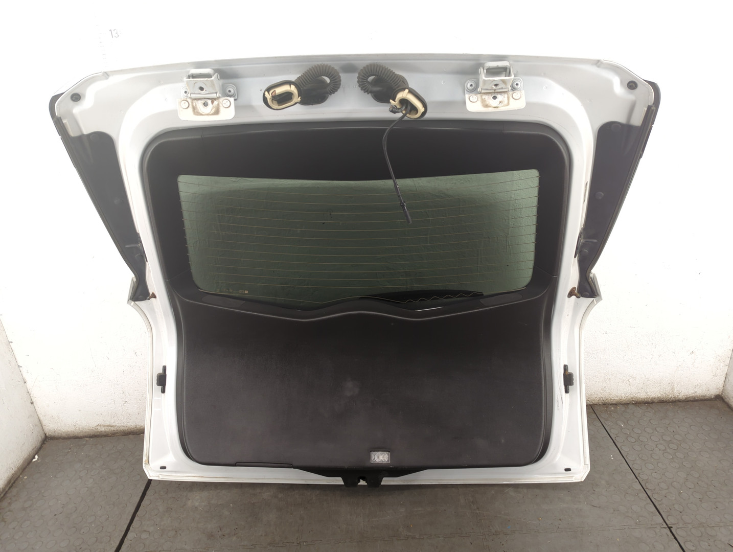 Дверь багажника