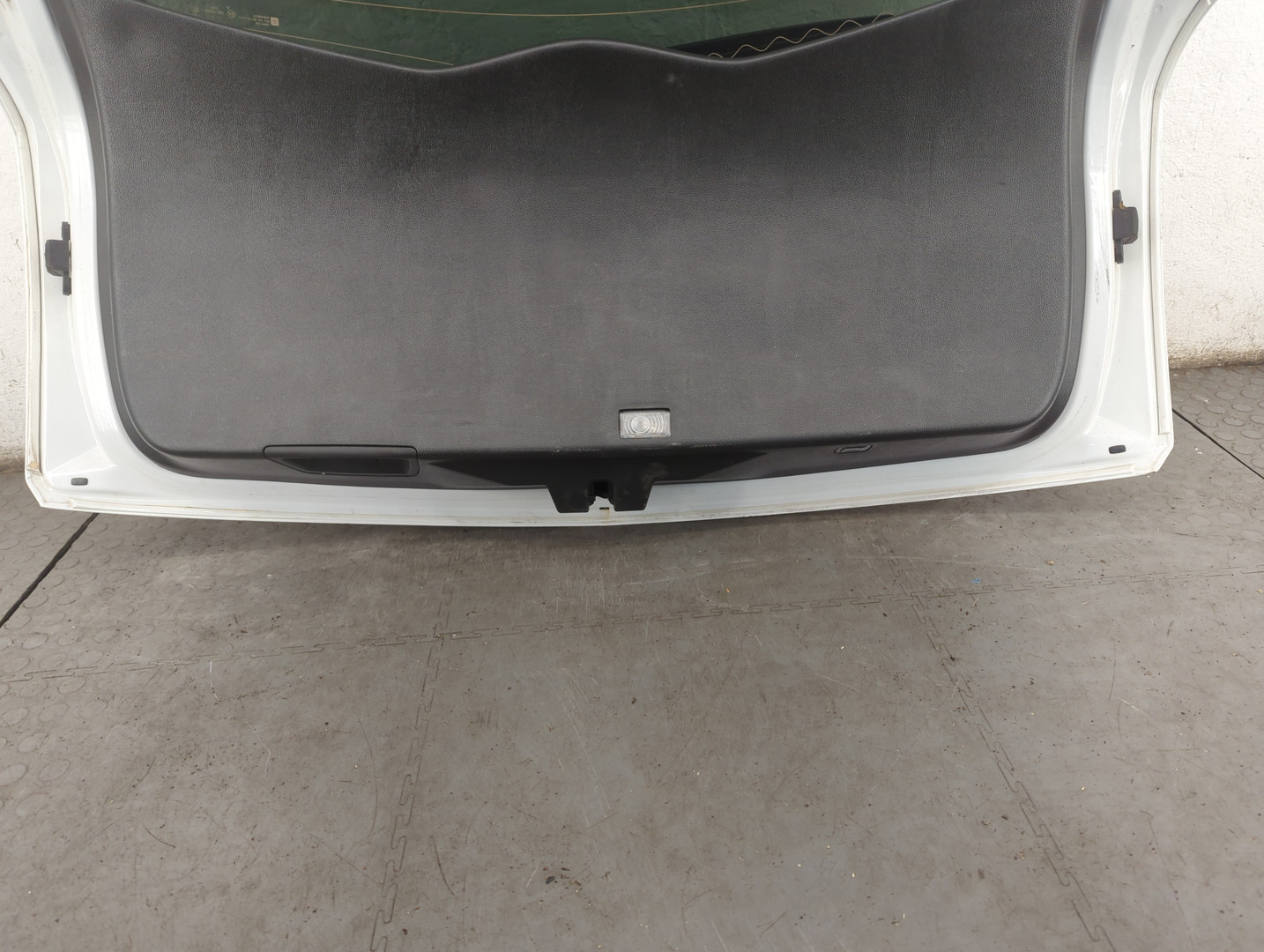 Дверь багажника