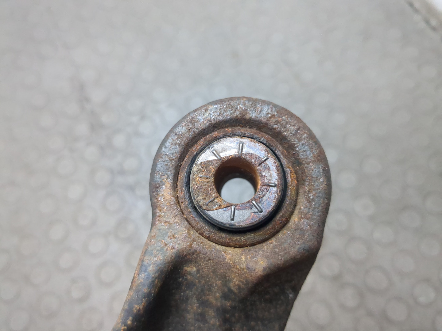 Рычаг задний левый