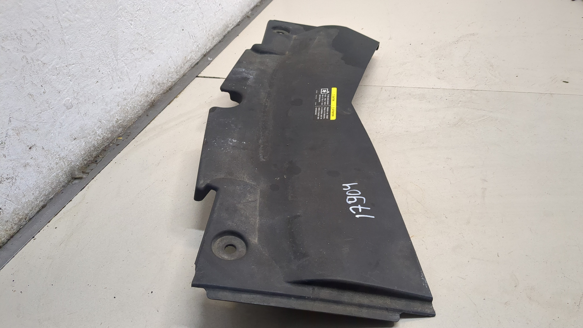 Кожух замка капота