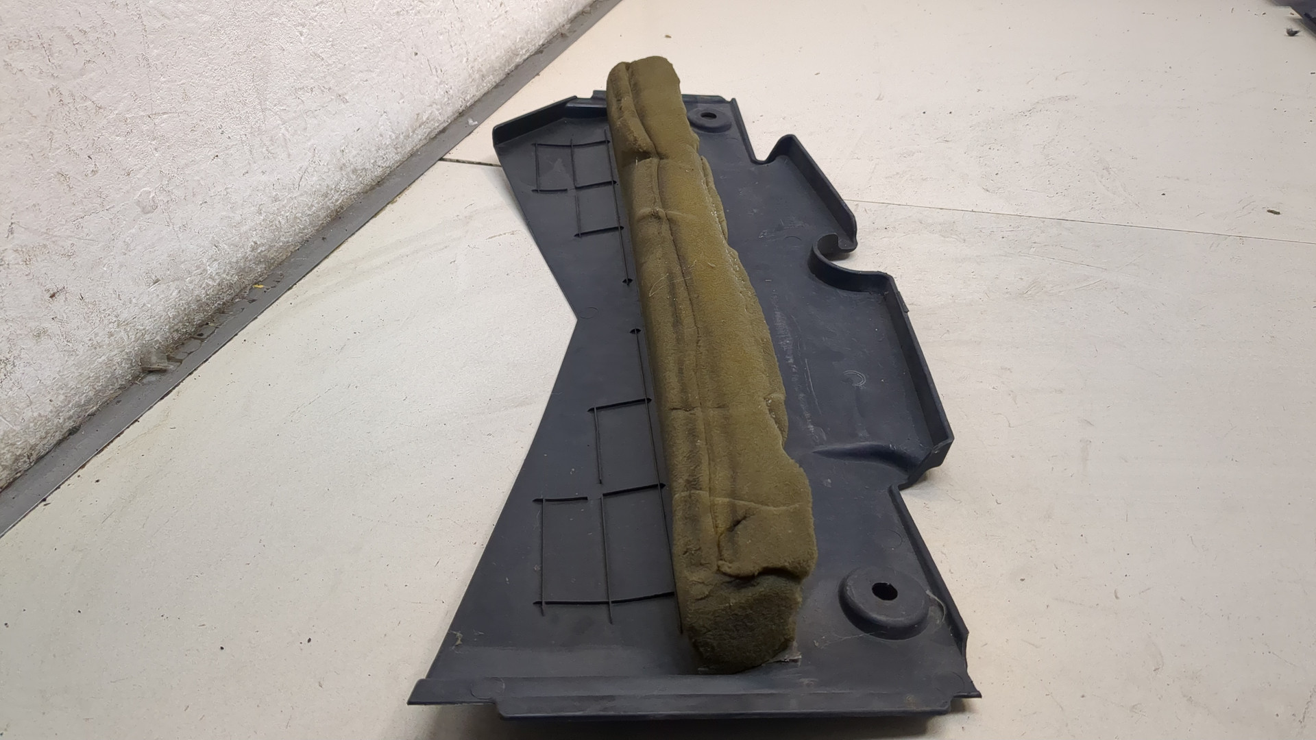 Кожух замка капота