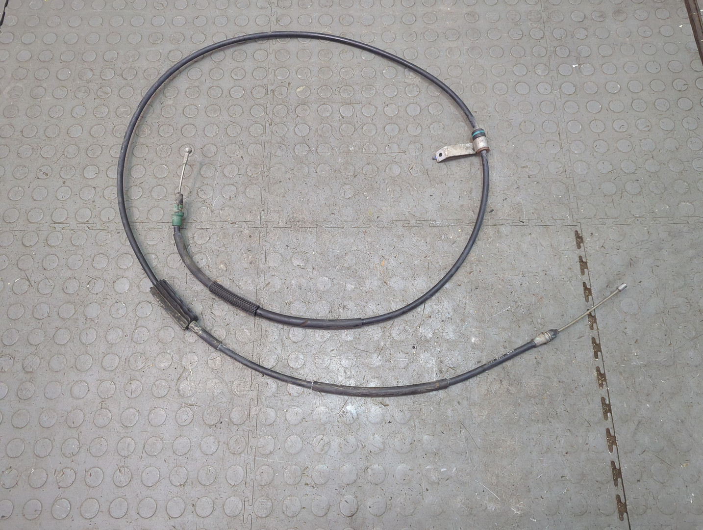 Трос стояночного тормоза