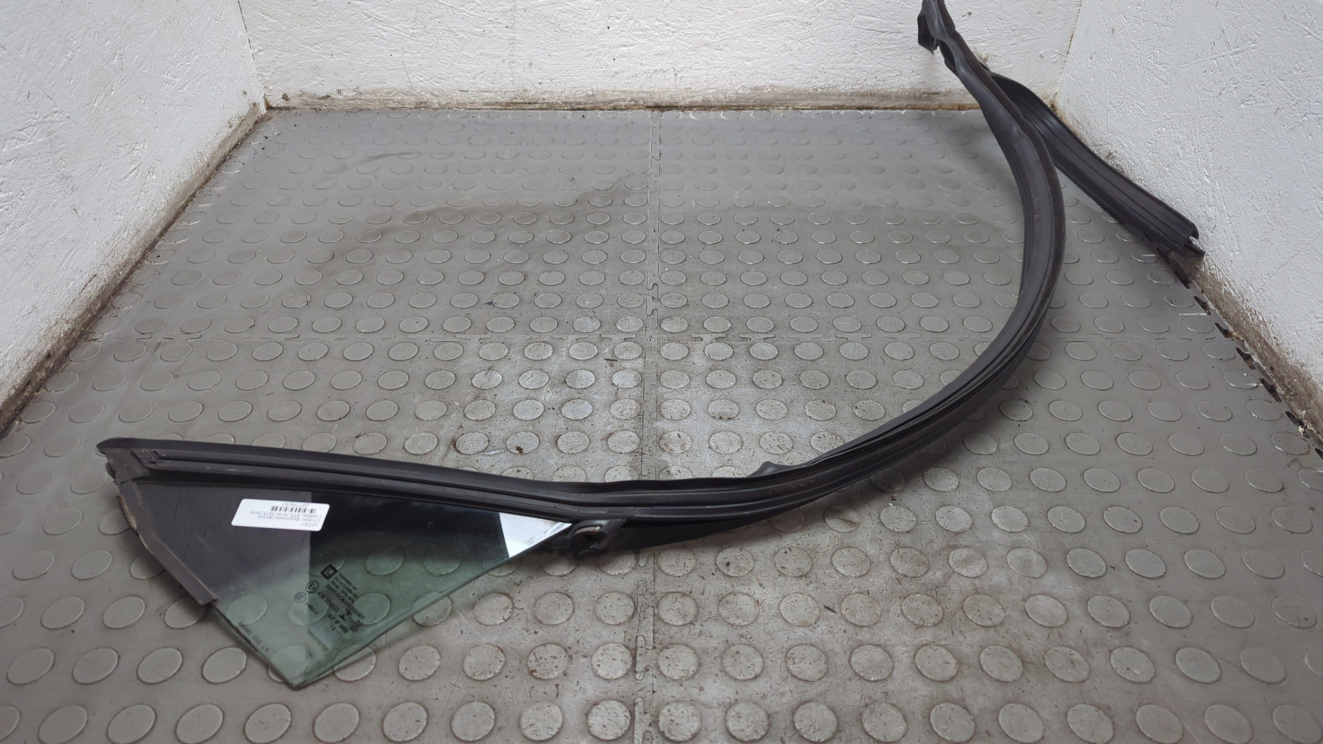 Стекло двери передней левой (форточка)