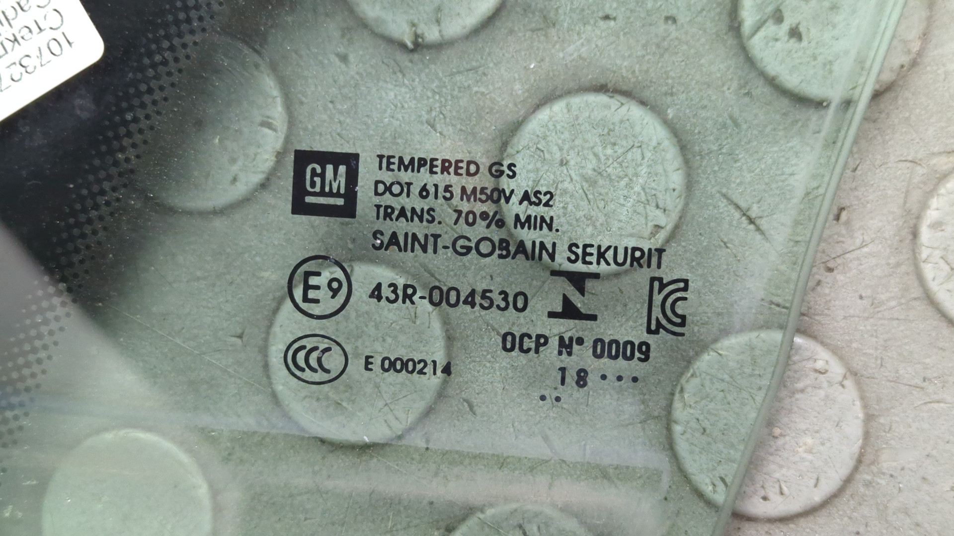 Стекло двери передней левой (форточка)