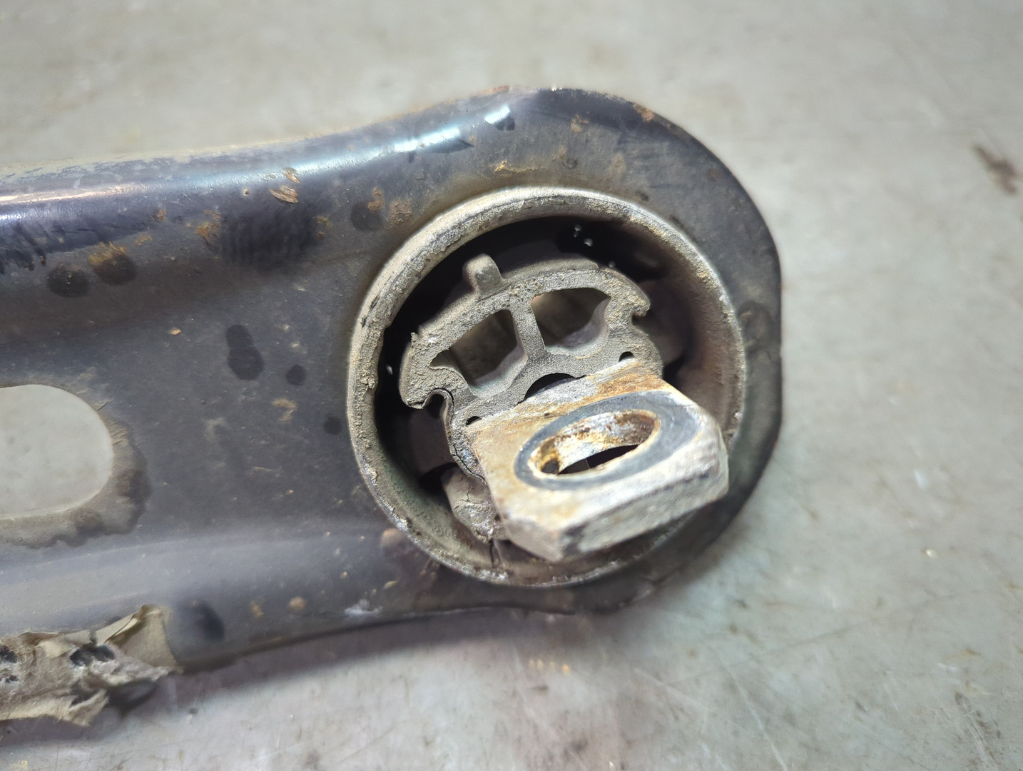 Рычаг задний правый