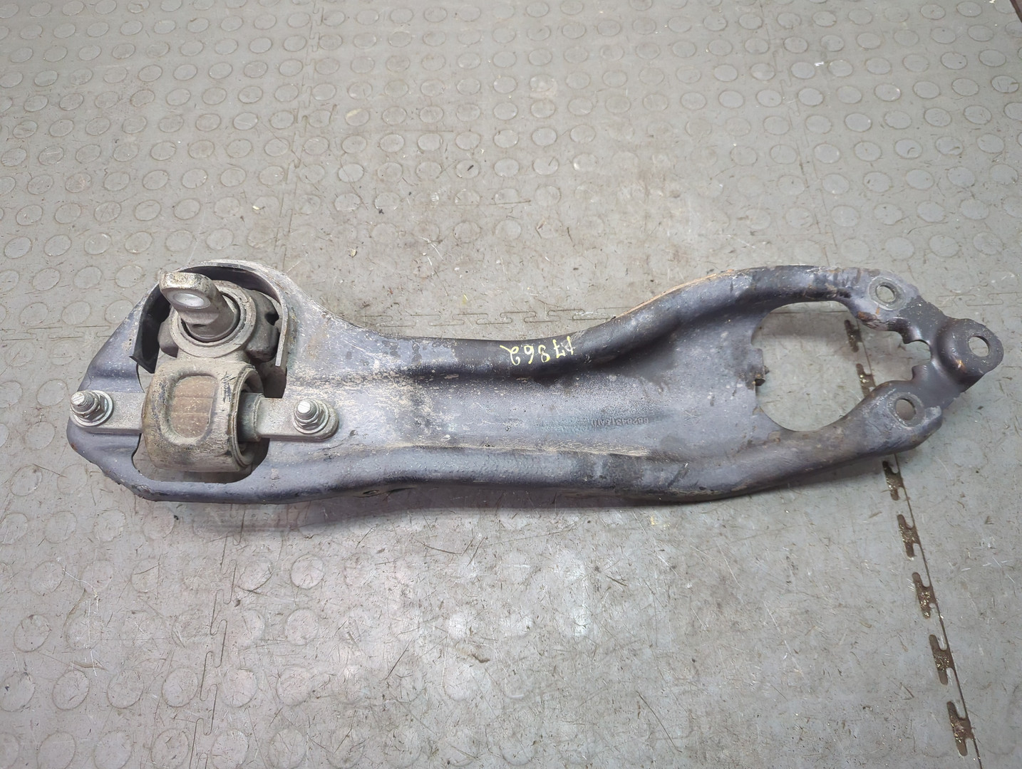 Рычаг задний левый