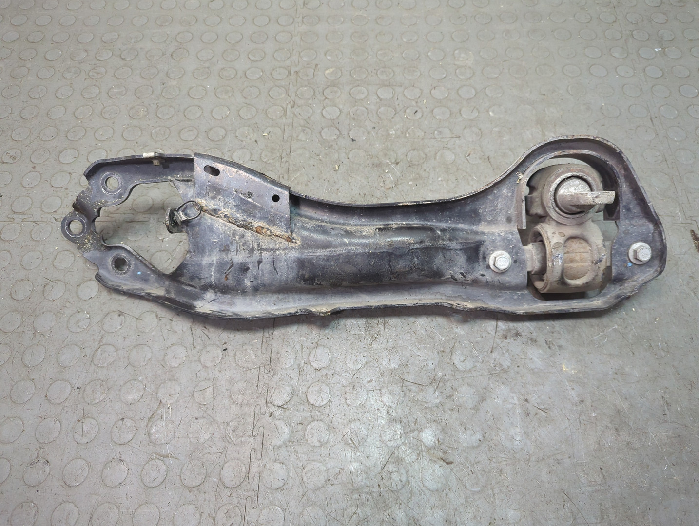 Рычаг задний левый