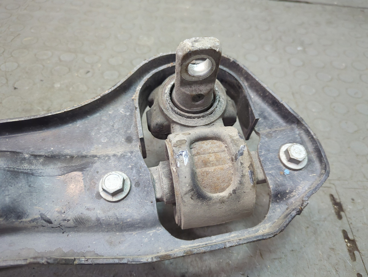 Рычаг задний левый