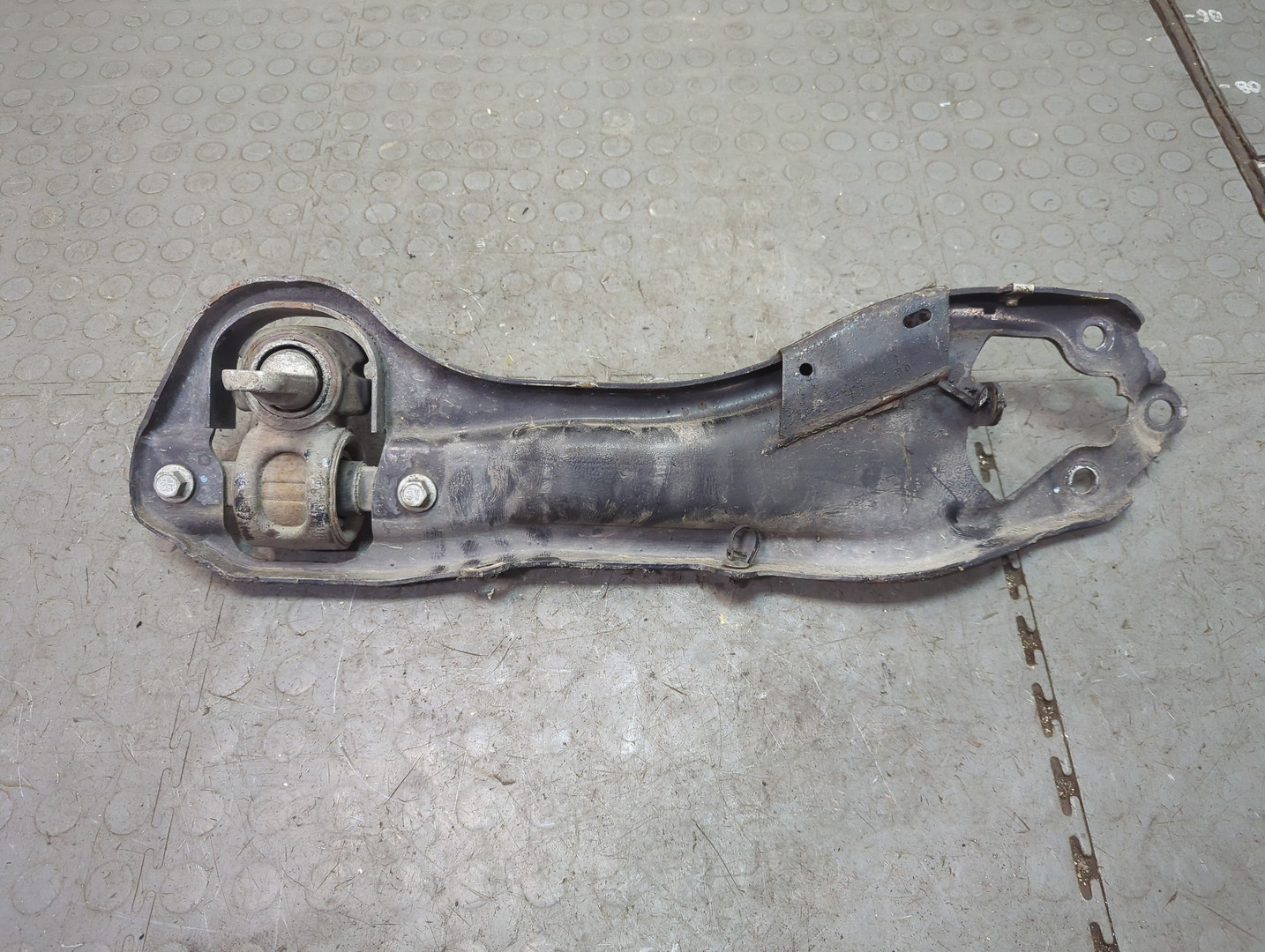 Рычаг задний правый