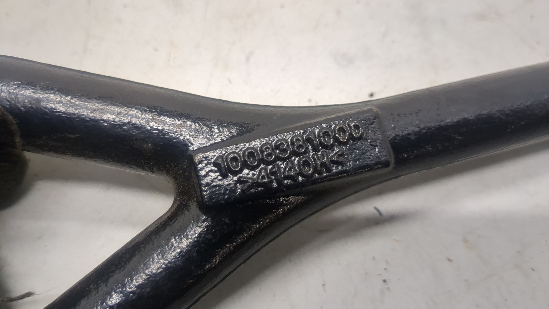 Крюк буксировочный