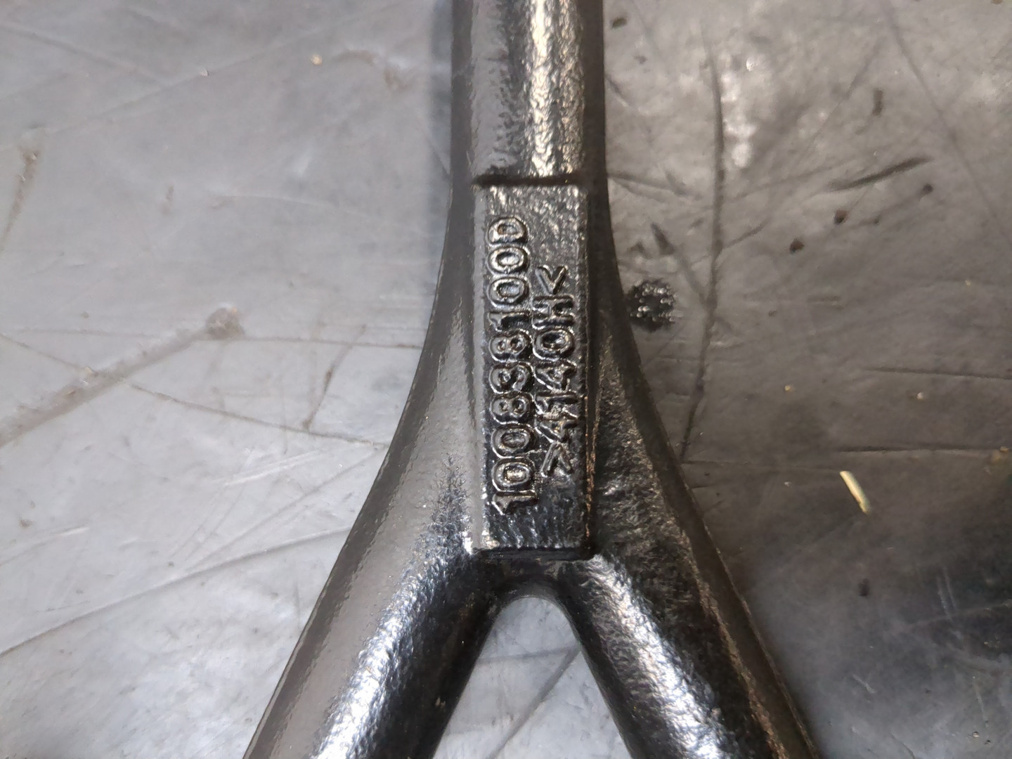 Крюк буксировочный