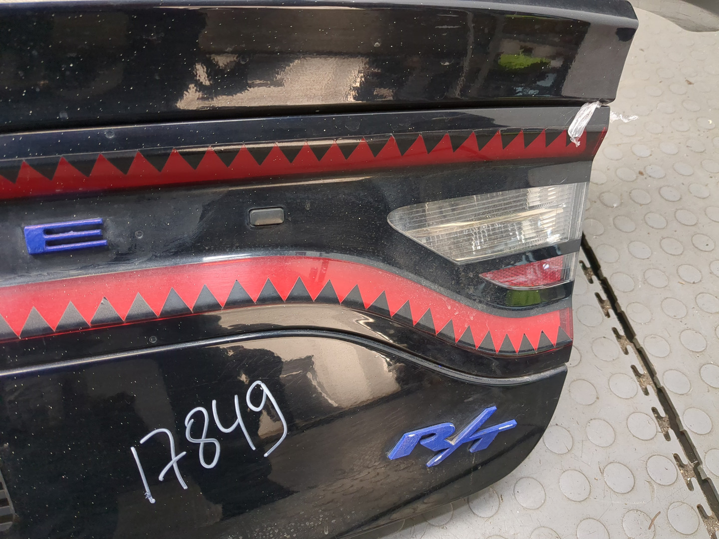 Дверь багажника