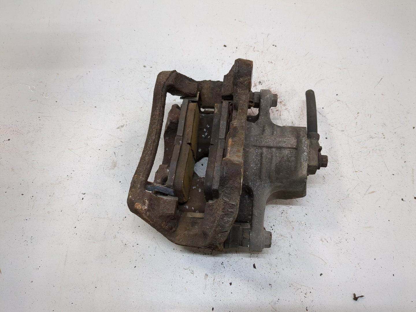 Суппорт задний левый