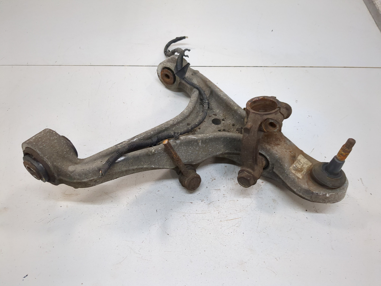 Рычаг передний левый