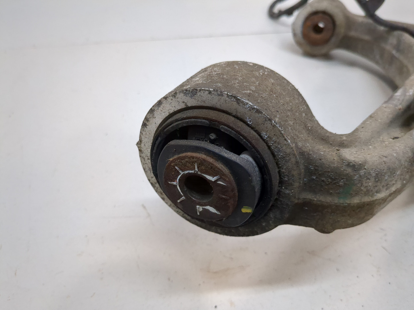 Рычаг передний левый